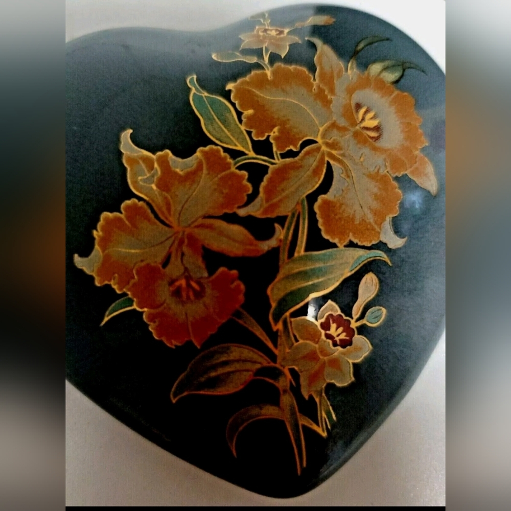 Heart Shaped Gray Ceramic Trinket Box, Stunning Gold Trimmed Flowers Pre-owned
